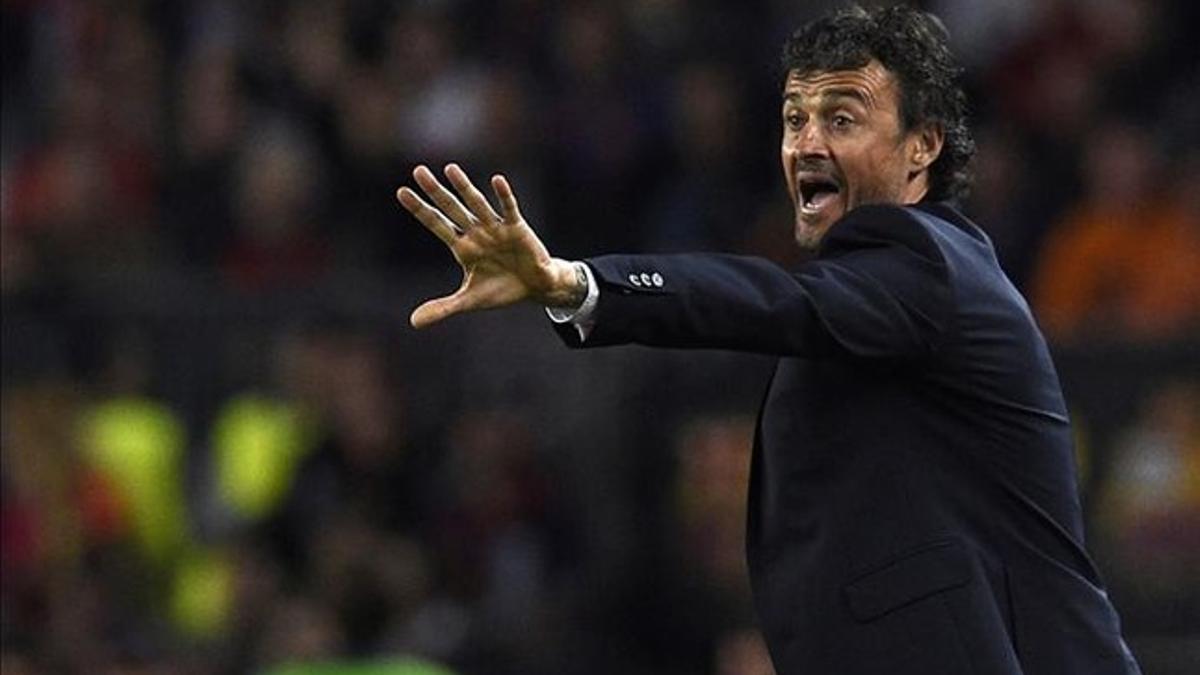 Luis Enrique, dirigiendo al equipo ante el PSG