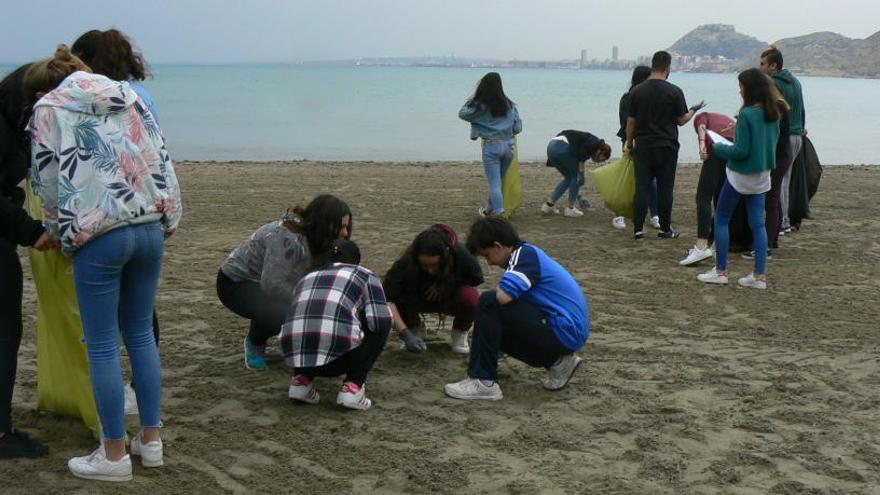 Alumnos del instituto Cabo de la Huerta limpian la playa de la Almadraba y Cala Cantalar