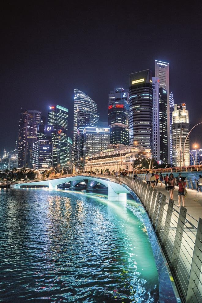 'Skyline' de Singapur por la noche desde el puerto deportivo.