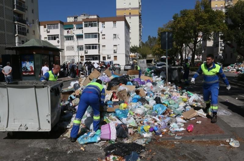 Recogida de basura en La Palmilla.