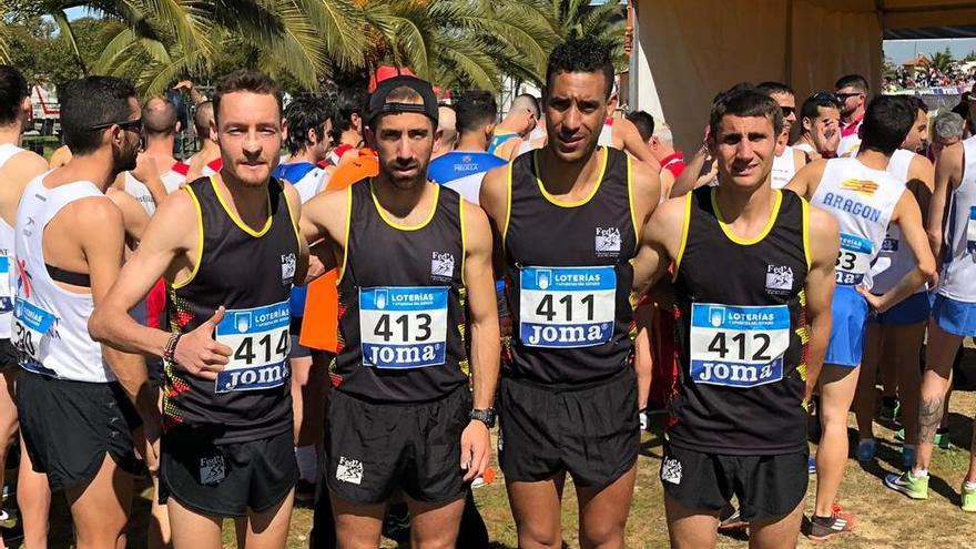 David Palacio, a la izquierda, con Antoni Gran, Aziz Boutoil y JosÃ© Luis GarcÃ­a antes de la carrera.