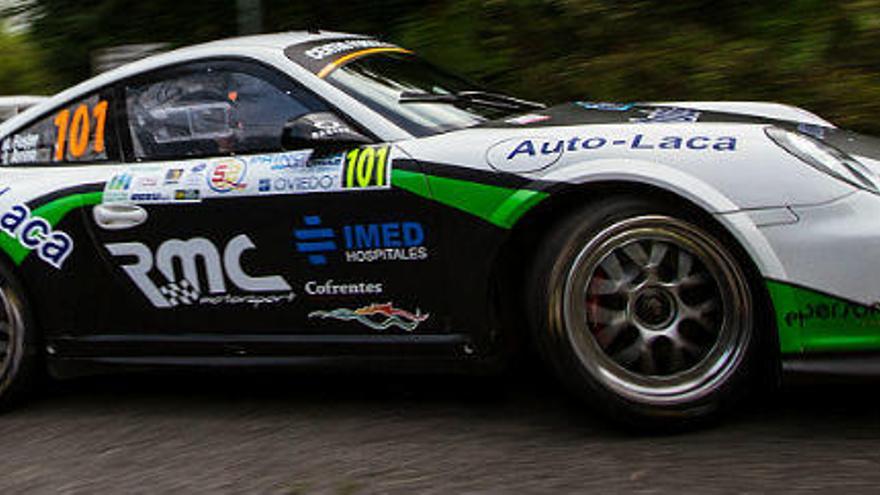El piloto de Benidorm Miguel Fuster con su Porsche 997 GT3 2010