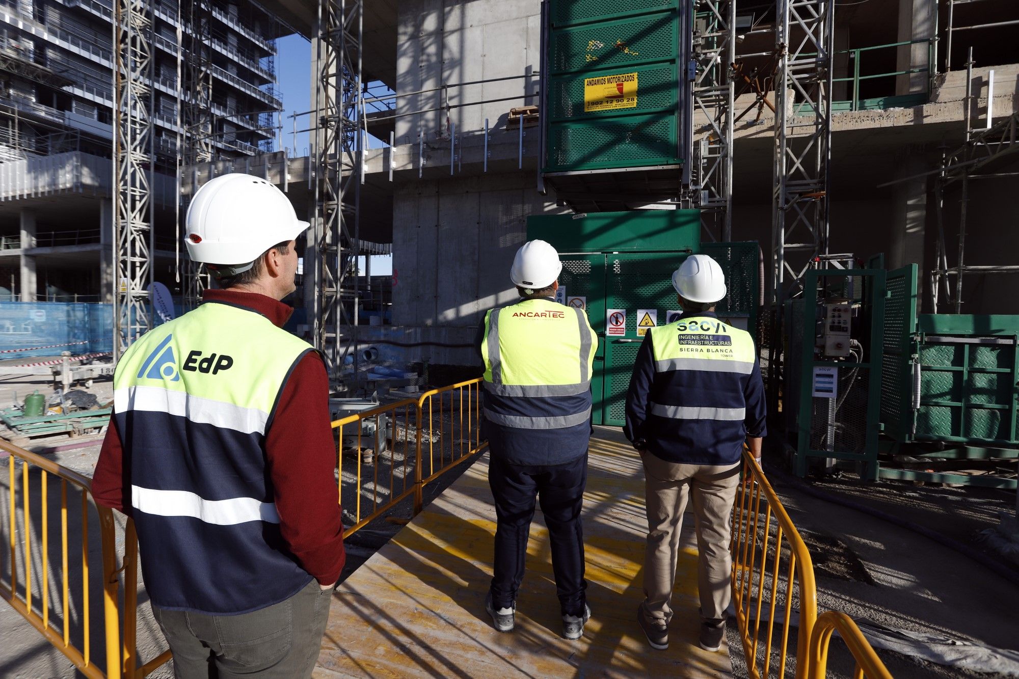 Sierra Blanca Estates celebra la puesta de la bandera en el edificio central de las 'Málaga Towers'