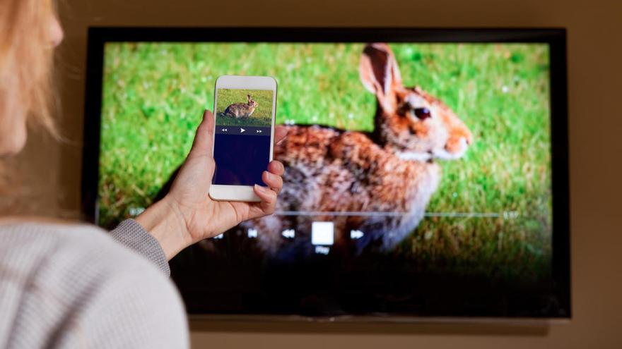 Cómo conectar el smartphone al televisor con un cable USB para visualizar  contenido
