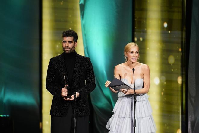 Los actores Tamar Novas y Kira Miró entregan un premio durante la gala de la 31 edición de los Premios José María Forqué, en el Palacio Municipal de IFEMA, a 13 de diciembre de 2025, en Madrid (España). Los Premios Cinematográficos José María Forqué, conocidos como ‘Premios Forqué’, fueron creados en 1996 por la Entidad de Gestión de Derechos de los Productores Audiovisuales (Egeda) para honrar la memoria de José María Forqué, figura en la cinematografía española y primer presidente de Egeda. EGEDA creó el premio con el objetivo de difundir la importancia de la industria audiovisual española e impulsar la figura del productor cinematográfico. 13 DICIEMBRE 2025 A. Pérez Meca / Europa Press 13/12/2025. Tamar Novas;Kira Miró;A. Pérez Meca;