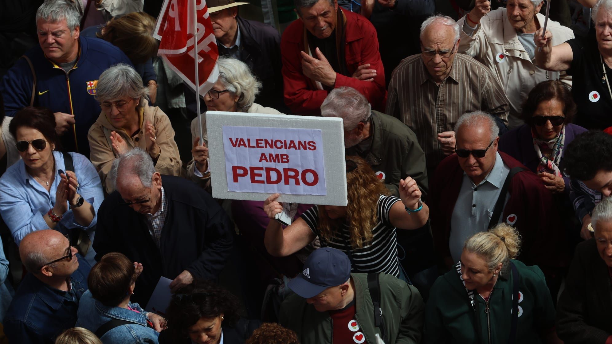 Simpatizantes y autoridades en la concentración de apoyo a Pedro Sánchez en València