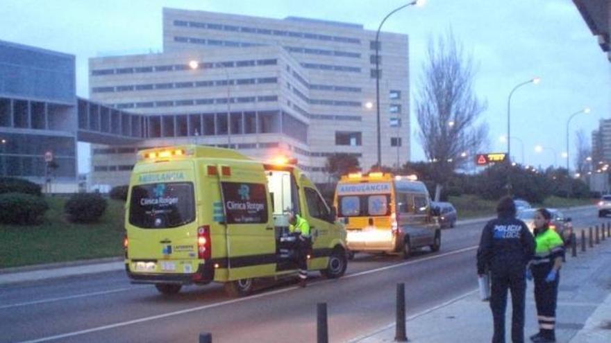 Ambulancias atienden al ciclista adolescente en el Portitxol tras ser arrollado.