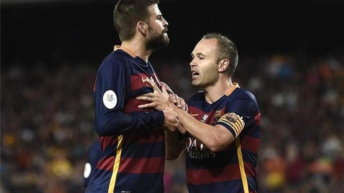 Iniesta, intentando calmar a Piqué tras ser expulsado ante el Athletic