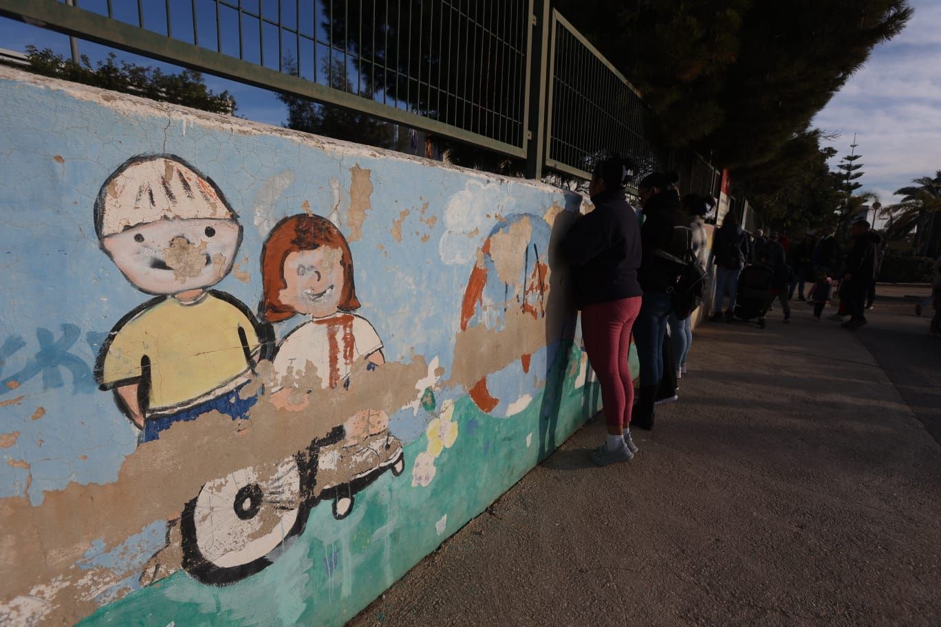 Protesta por un mayor mantenimiento de los colegios de Alicante frente al CEIP Rabasa