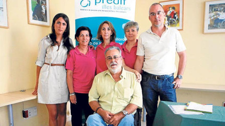 El presidente de Predif (en silla de ruedas), junto a parte del servicio de autonomía personal.