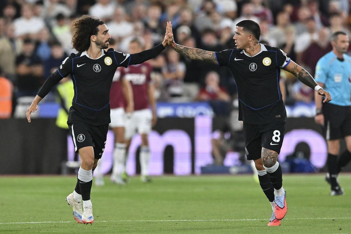 Cucurella y Enzo Fernández, en un partido con el Chelsea.
