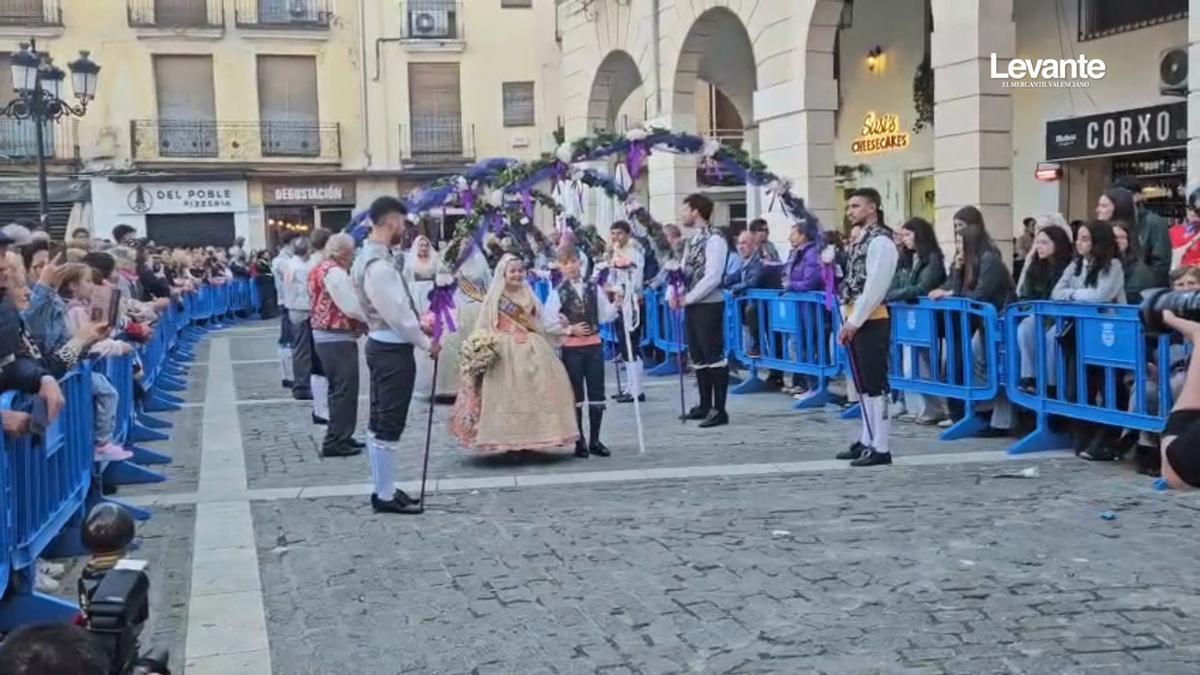 Ni el fuego apaga su sonrisa en la Ofrenda: final feliz para la reina infantil de Carrer Major i Passeig de Gandia