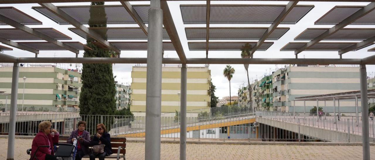 Un grupo de vecinas charla sentado en un banco, ayer en Parque Figueroa.