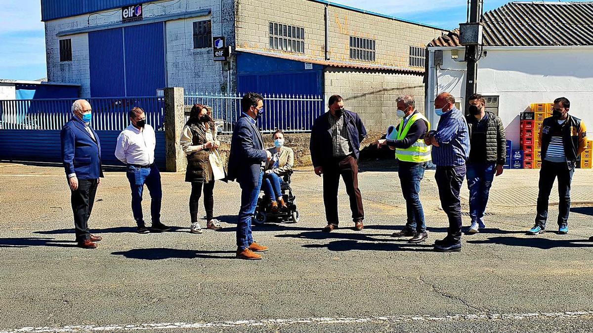 El delegado territorial expuso ayer el proyecto a los alcaldes de Rodeiro y de Agolada.