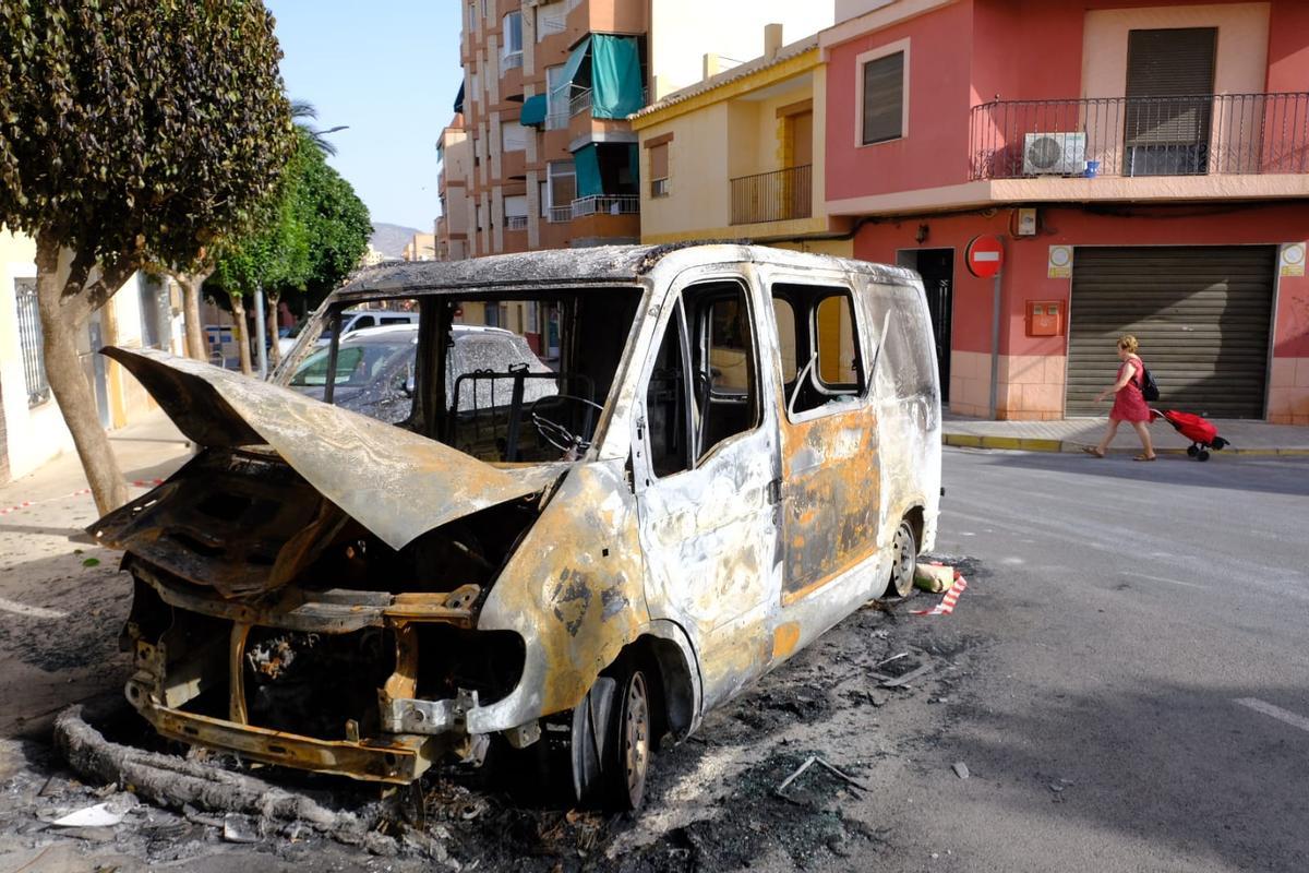 El estado en que ha quedado la furgoneta del padre del alcalde de Aspe