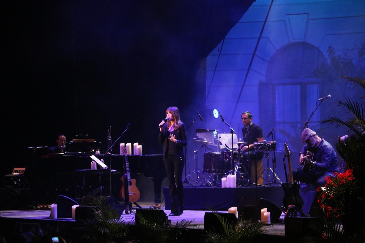 Carla Bruni durant el concert inaugural del Festival Jardins de Pedralbes el 2019
