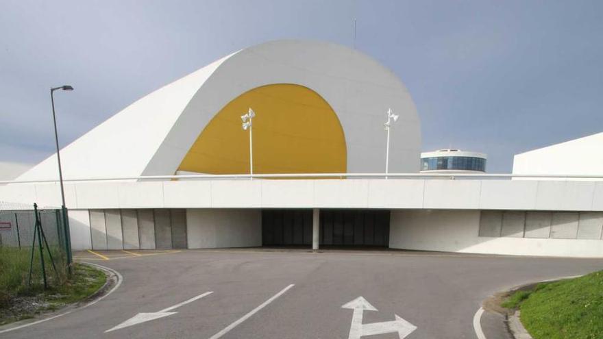 Entrada de acceso al aparcamiento del Centro Niemeyer.