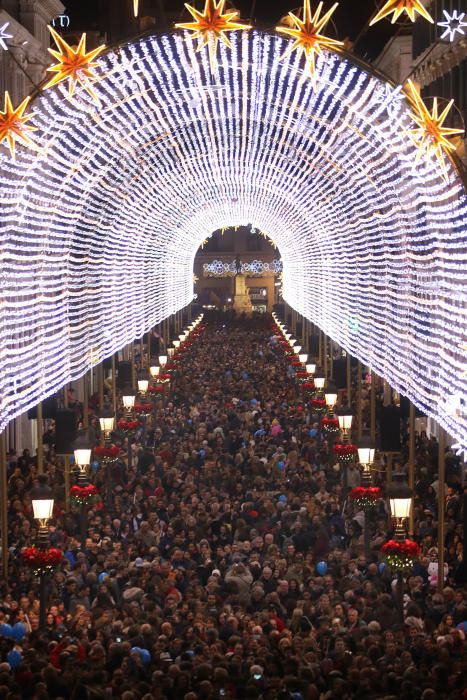 Un espectáculo de luz y sonido, actuaciones infantiles y un concierto de Siempre Así han dado la bienvenida a las fiestas en el Centro de Málaga