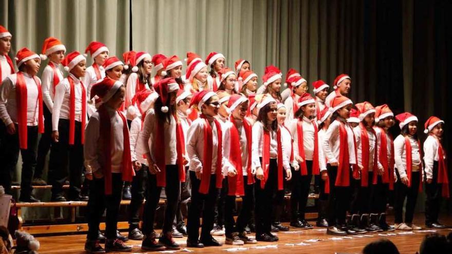El coro del colegio, en su actuación navideña en el Club.