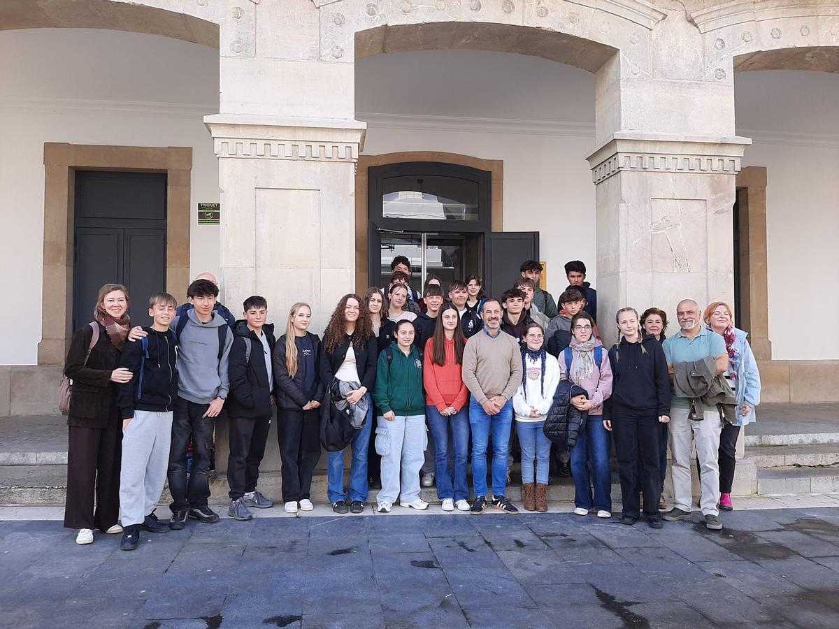 El alcalde, con los estudiantes, ante la Casa Consistorial.
