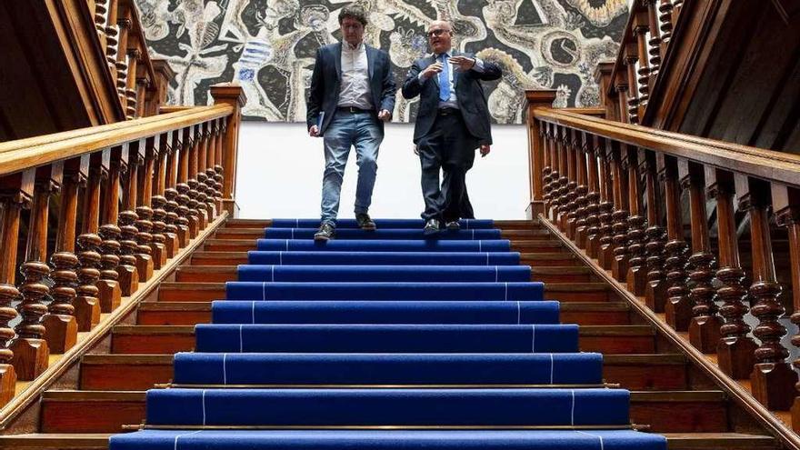 Manuel Baltar (derecha) bajando las escaleras de la Diputación ayer para atender a la prensa. // Brais Lorenzo