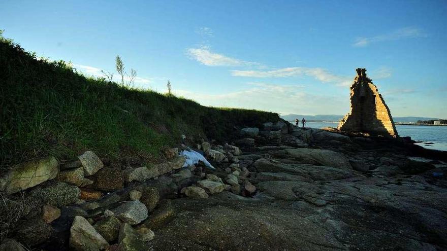 Restos arqueológicos en el islote de San Sadurniño, descubiertos a raíz de los temporales. // I. Abella