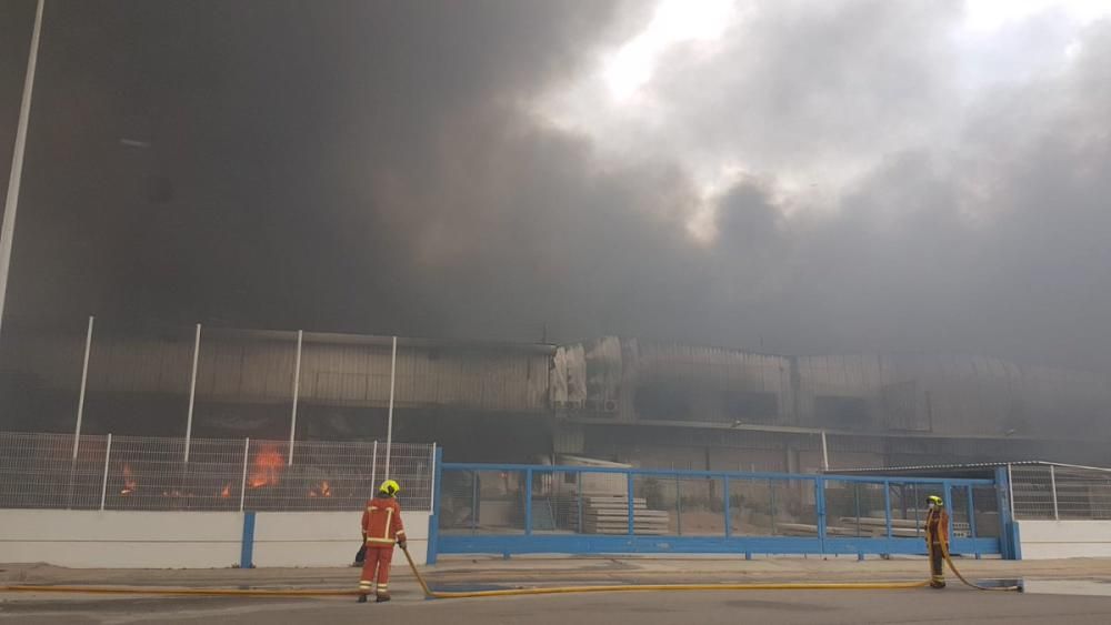 Un incendio arrasa una empresa de regalos en Manises