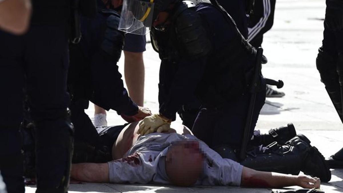 La policía atiende a uno de los heridos en la batalla campal de Marsella