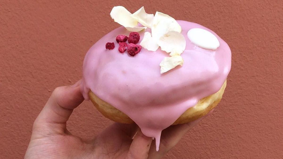 Para tener un día redondo, merienda uno de los donuts de Lukumás, donde se reúne el moderneo barcelonés.