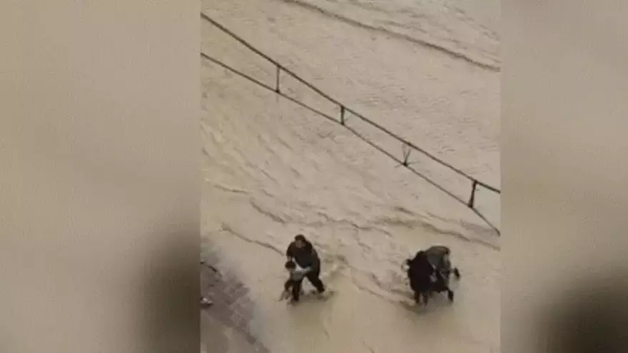 Un vecino se convierte en héroe al rescatar a niño de peligrosa inundación