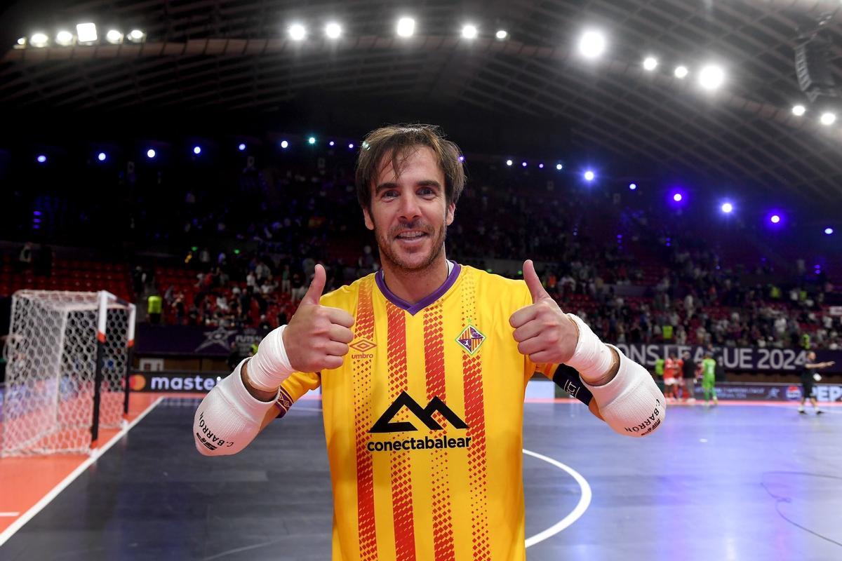 Carlos Barrón celebra un triunfo en Ereván.