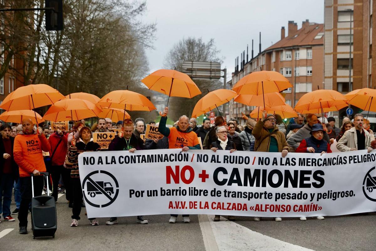 EN IMÁGENES: Los vecinos de La Calzada vuelven a la calle y avisan que no pararán hasta tener respuesta del ministro Puente: "Tiene una obligación moral con nosotros"
