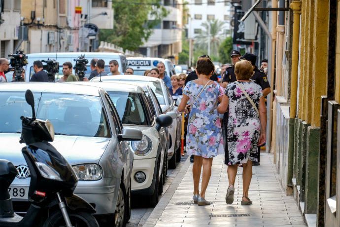 Los investigadores acordonaron toda la calle donde murió el menor y fue atacada la mujer