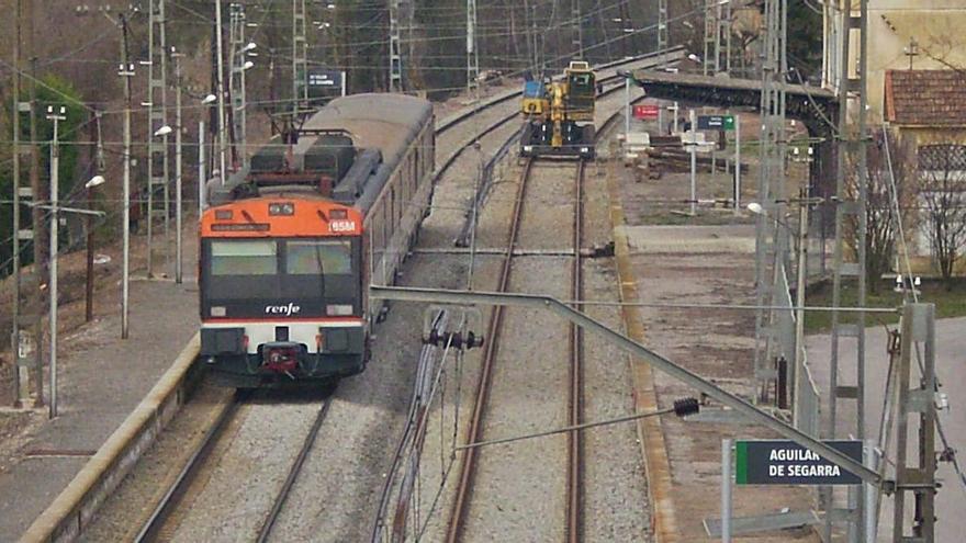 Un tren circulant per la línia de Manresa a Lleida