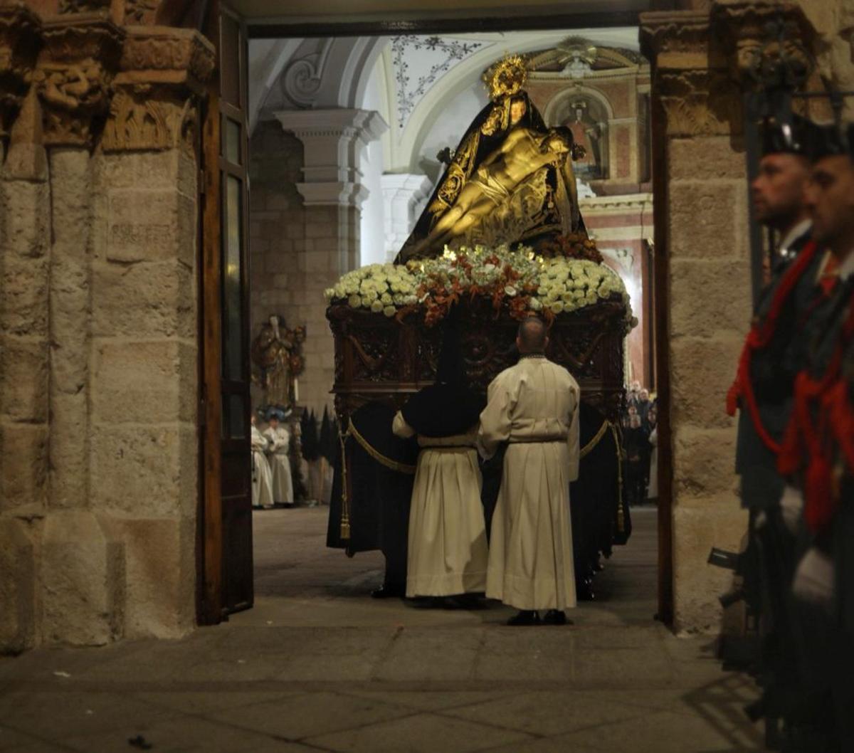 Salida de Nuestra Madre del interior de San Vicente el pasado Viernes Santo.