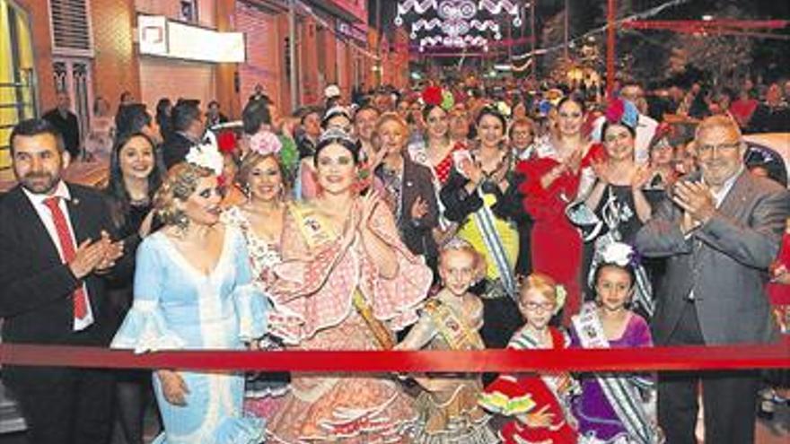 La Feria de Abril llena de luz, flamenco y ‘faralaes’ la ciudad