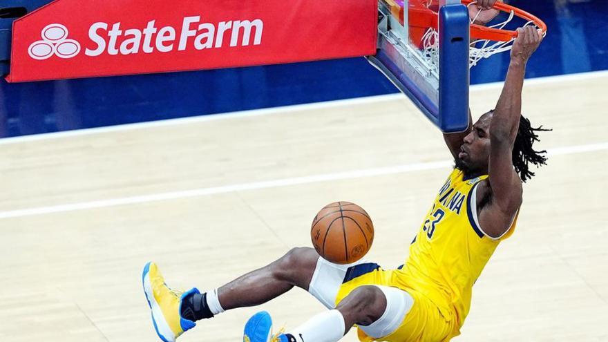 Aaron Nesmith, de los Pacers, se cuelga del aro. | BRIAN SPURLOCK