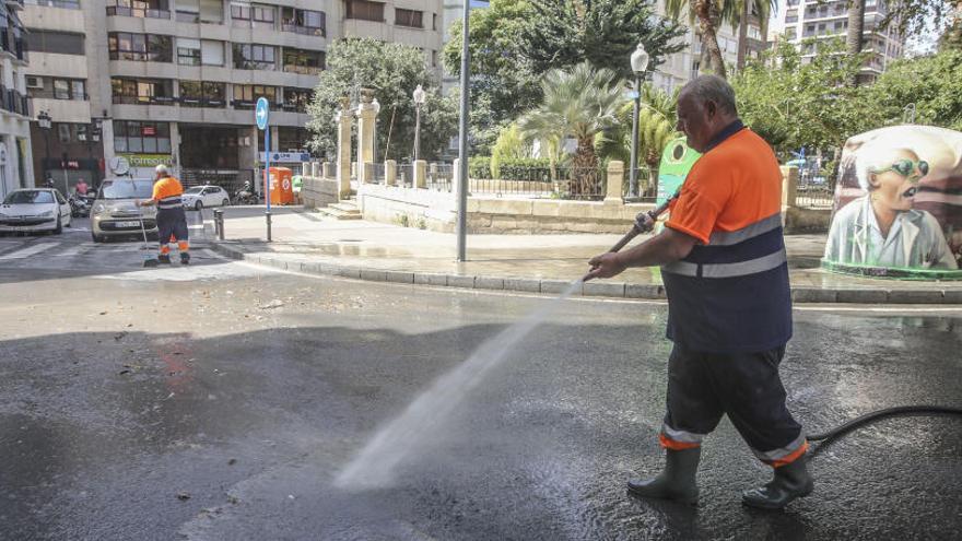 Un trabajador del servicio de la limpieza de Alicante