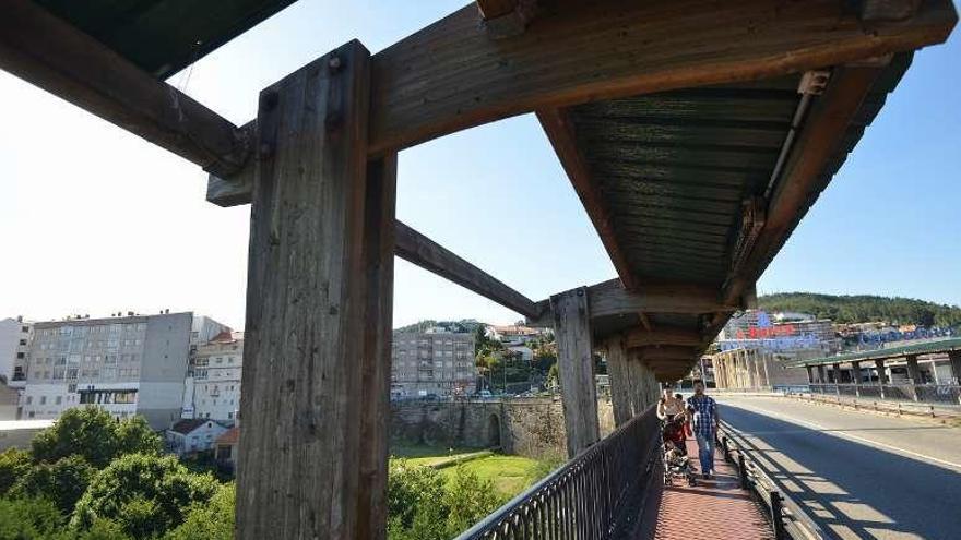 Acera en el puente de A Barca en dirección a Poio. // Gustavo Santos