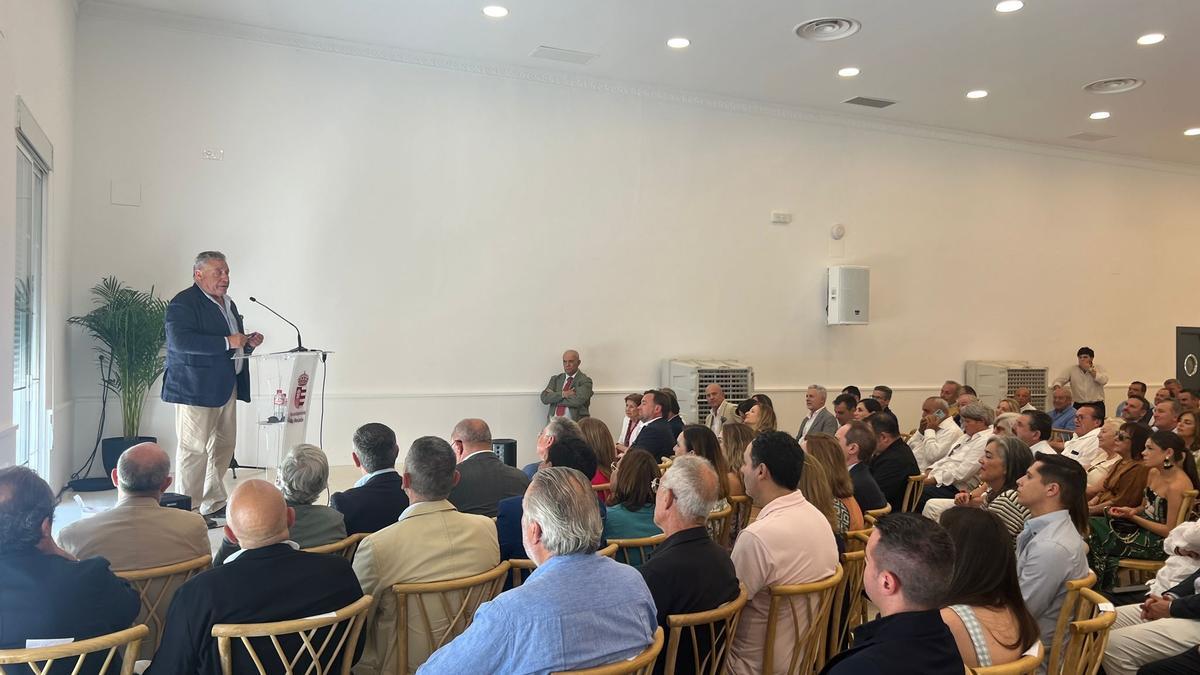 Isidro López se dirige a los asistentes a la inauguración de los hoteles de Posadas.