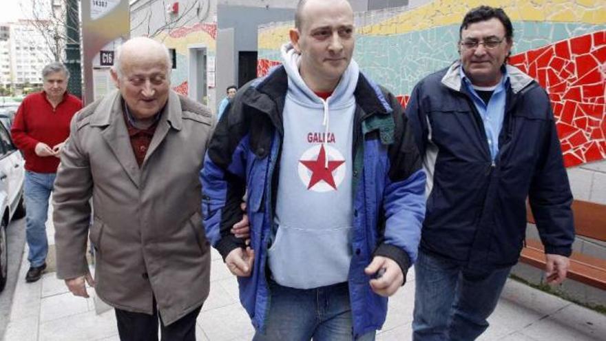 David Reboredo sale de El Imán-Cedro junto a su padre, Edmundo, y su hermano, Manuel. // Marta G. Brea