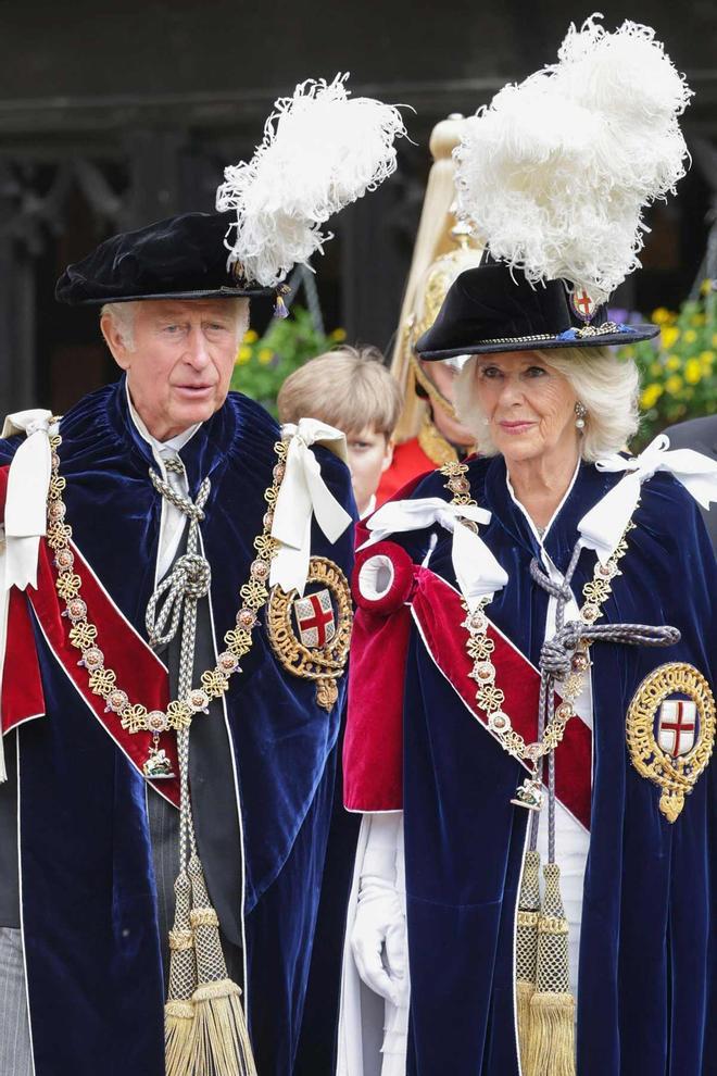 El príncipe Carlos y la duquesa de Cornualles, investida con la Orden de la Jarretera