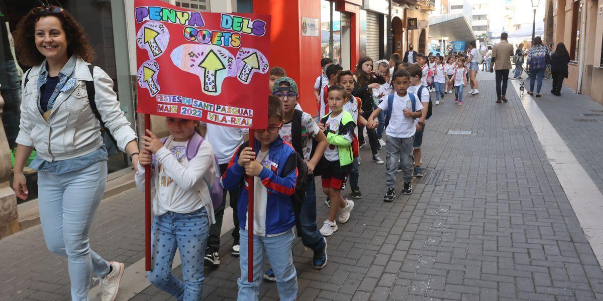 Los grupos de escolares más pequeños de los colegios de Vila-real (en la imagen del Carlos Sarthou) realizaron su partiocular ofrenda a Sant Pasqual.