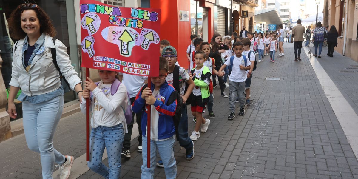 Los grupos de escolares más pequeños de los colegios de Vila-real (en la imagen del Carlos Sarthou) han realizado su particular ofrenda a Sant Pasqual.