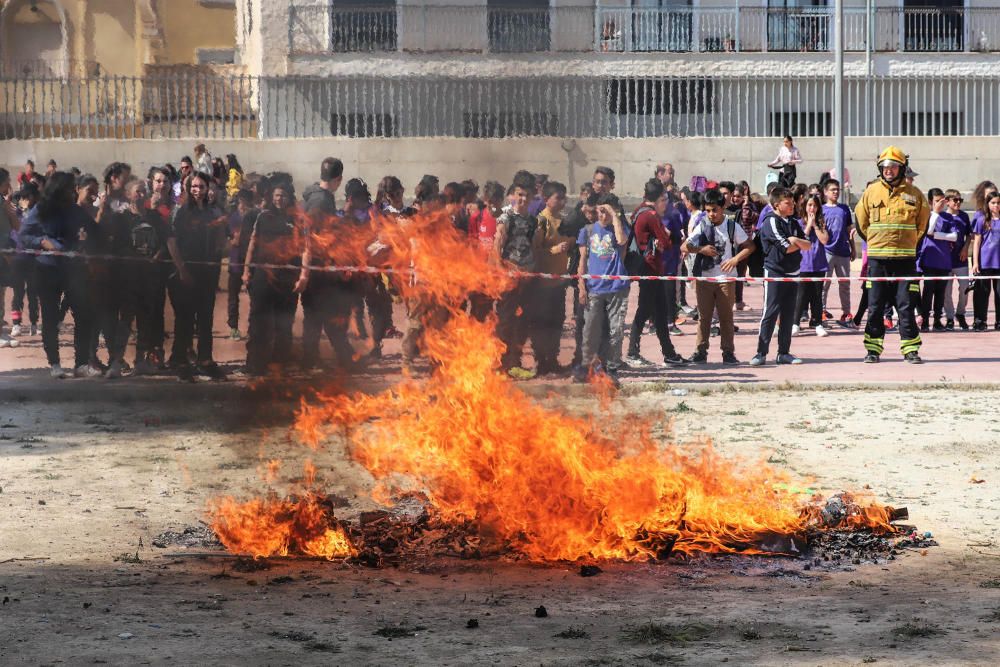 El Instituto recupera la tradición fallera que se celebraba hace lustros en el municipio y dedica el monumento al erudito local Thomas Villanova. Los alumnos recibieron una bañá primaveral por parte d