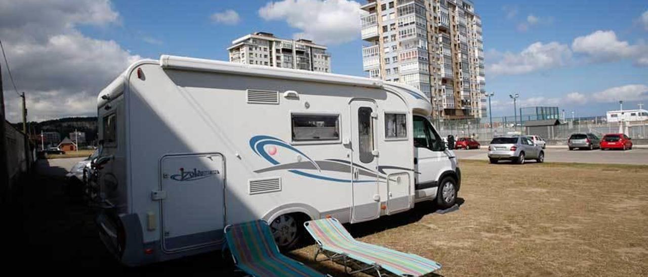 Una autocaravana estacionada en las proximidades de la playa de Salinas a finales de agosto.