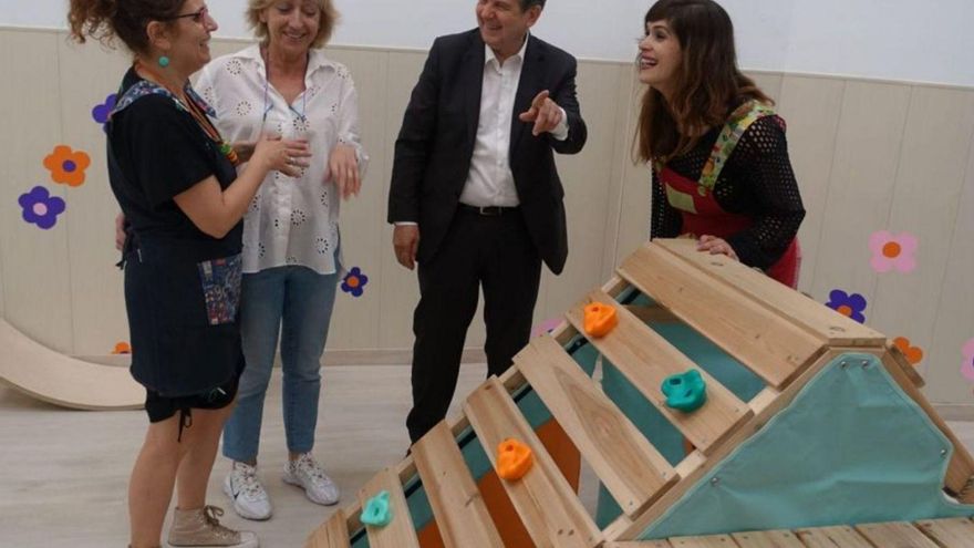 Visita al Hernán Cortés tras la renovación de juegos. En la mañana del miércoles el alcalde visitó las instalaciones del Colegio Hernán Cortes ubicado en la calle homónima. En el centro destinado a alumnos de entre 3 y 6 años Caballero comprobó el resultado de la renovación de la zona de juegos en la que se invirtieron cerca de 7.000 euros. Esta partida se suma a los 42.636 euros anuales dedicados al alquiler del local que sufraga el Concello. El regidor destacó que el resultado final es “muy bueno” en un centro clave para dar servicio público al centro de la ciudad en materia de educación. | FARO