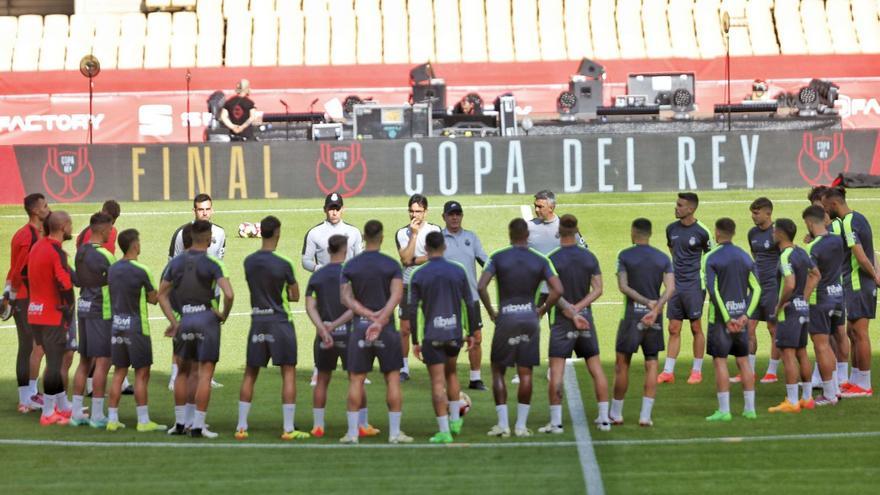 Aguirre da instrucciones a sus jugadores en La Cartuja.