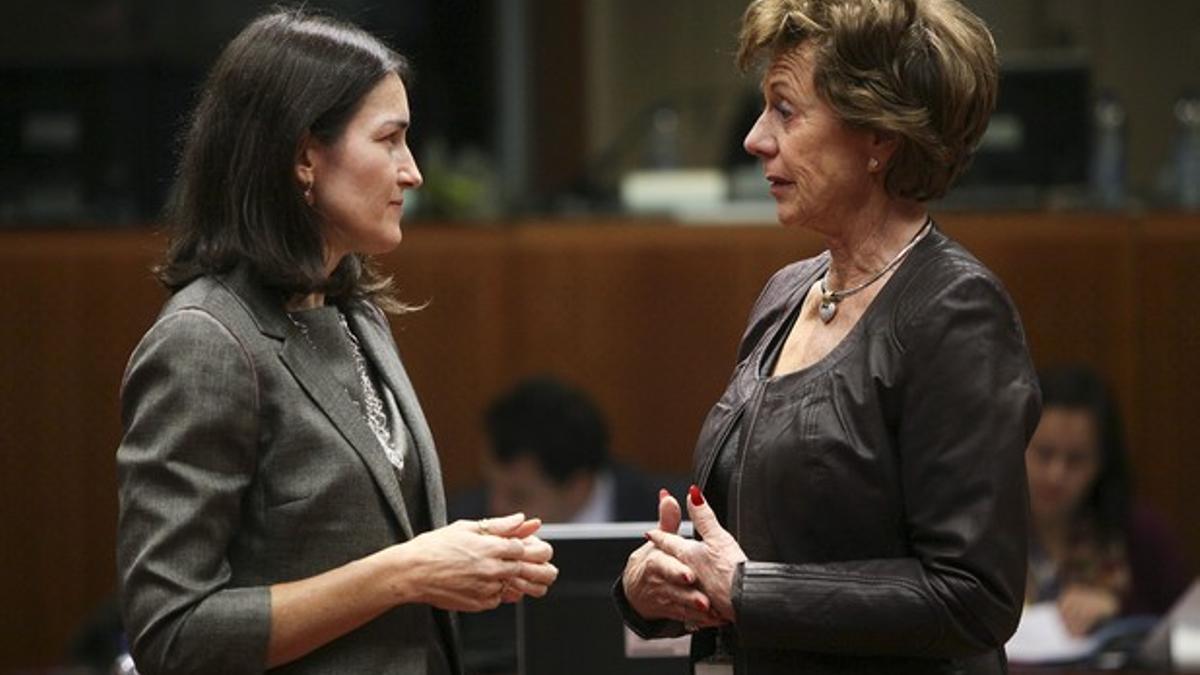 González-Sinde conversa con la comisaria de Agenda Digital, Neelie Kroes, hoy en Bruselas.