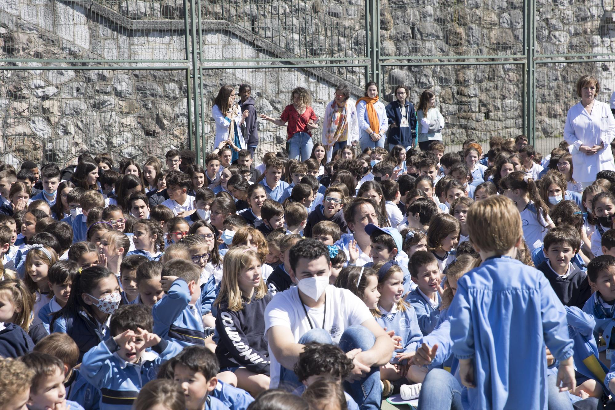 Izado de bandera en el colegio Santa María del Naranco